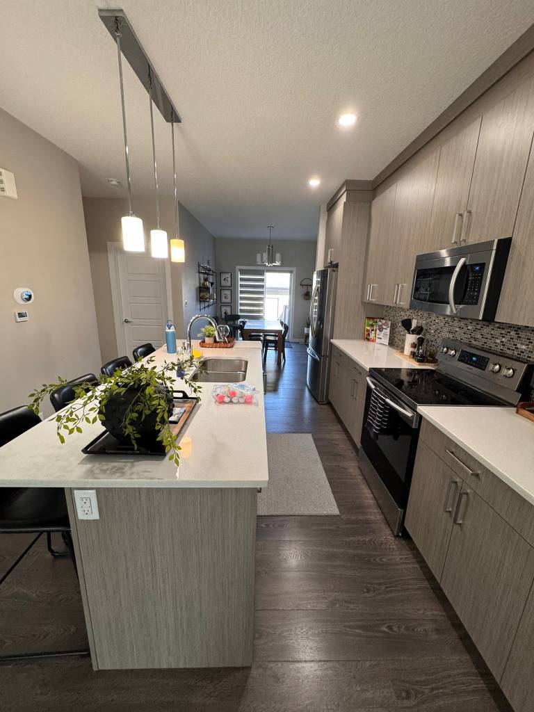 a kitchen that was cleaned by Chateau Cleaning Services in Edmonton